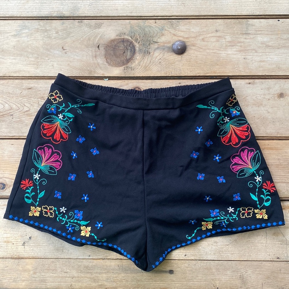 xhilaration | Embroidered black shorts | size L |